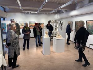 Konstutställning med besökare på Matfors Konstförenings 50-årsjubileum.