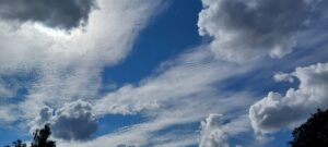 Blå himmel med dramatiska molnformationer. Distriktsstämma 19 mars kan ha liknande väder.