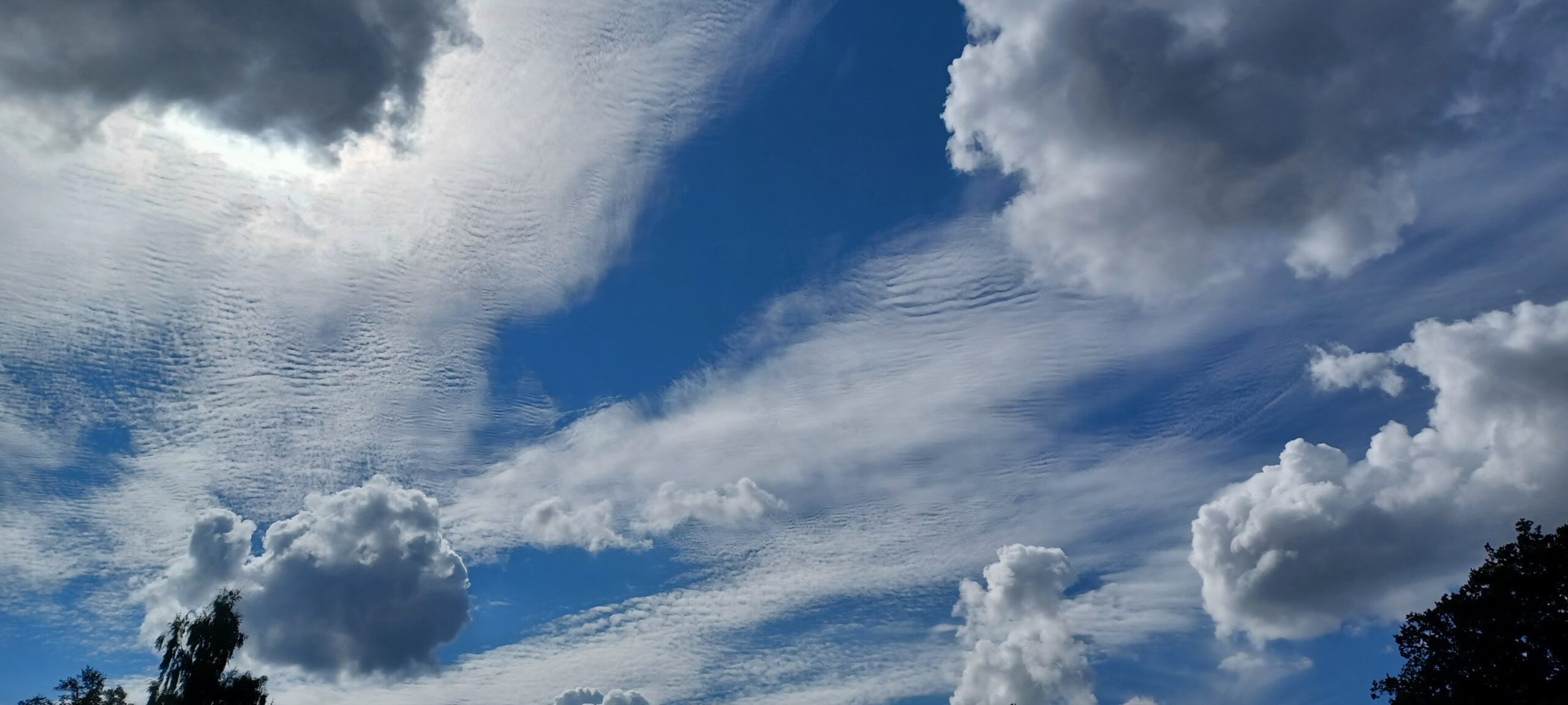 Blå himmel med dramatiska molnformationer. Distriktsstämma 19 mars kan ha liknande väder.