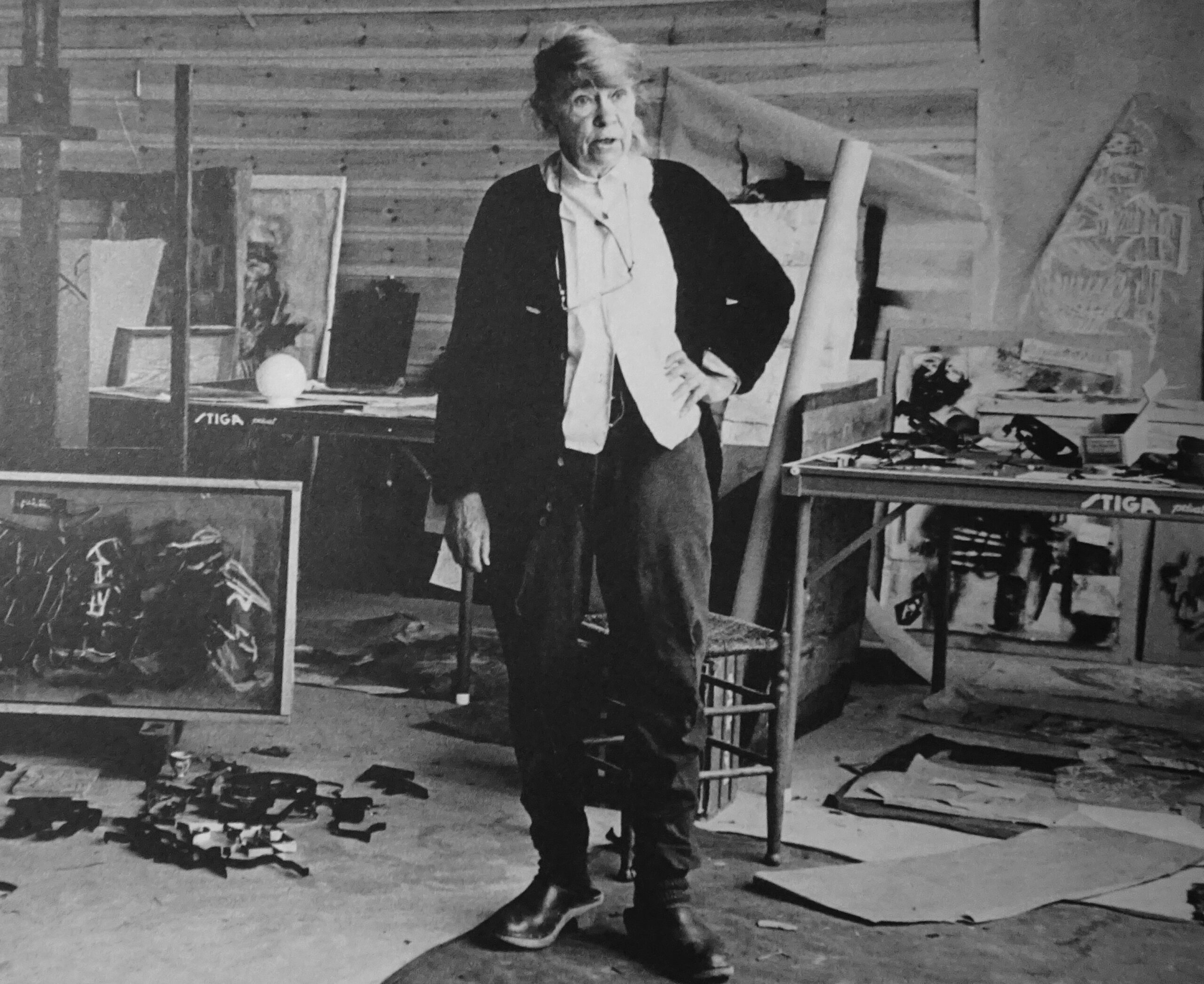 Siri Derkert i sin ateljé, omgiven av konstverk och Stiga-bord. Föredrag om Siri Derkert 21 april.