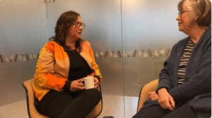 Samtal om konst: Linda Jurmu i intervju med äldre kvinna, sittande i stolar.