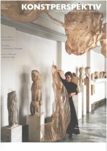 Konstperspektiv omslag: Kvinna med textilt konstverk bland marmorskulpturer. "När marmor drömmer".