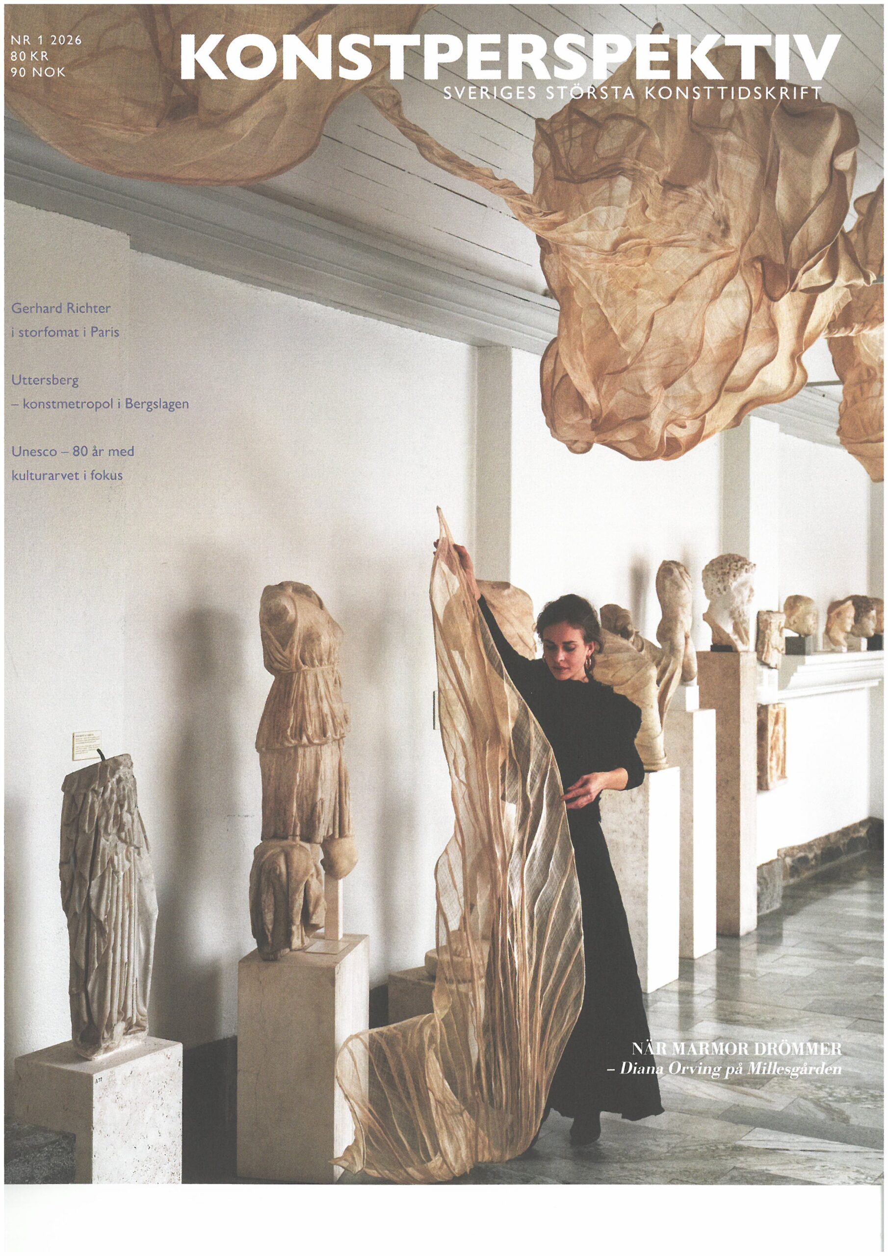 Konstperspektiv omslag: Kvinna med textilt konstverk bland marmorskulpturer. "När marmor drömmer".