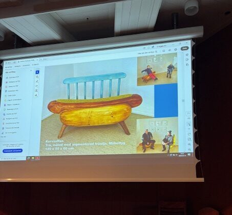 Korvsoffa i trä, målad med pigmenterad träolja, möbel.