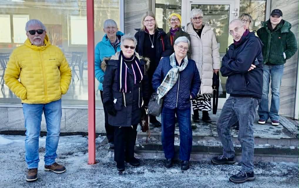 Grupp människor utanför byggnad, troligen deltagare på årsmöte.