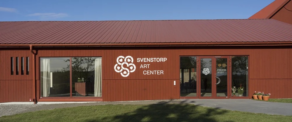 Svenstorps Art Center, en röd konsthall med stora fönster.